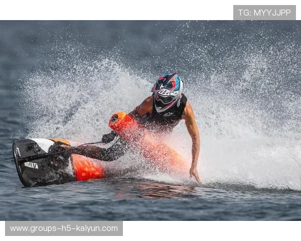 冲浪运动员和海龟同框，网友：你赢了自然